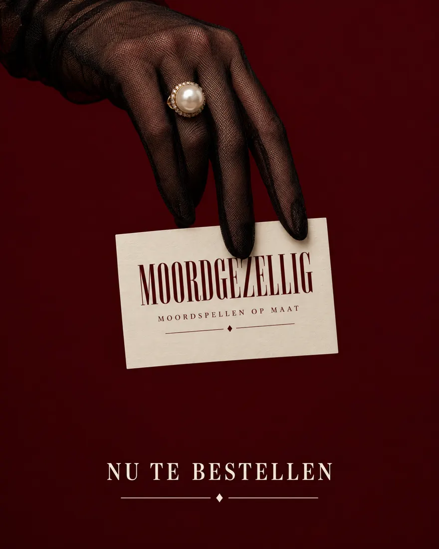 Tulen handschoen houdt een Moordgezellig-kaart vast